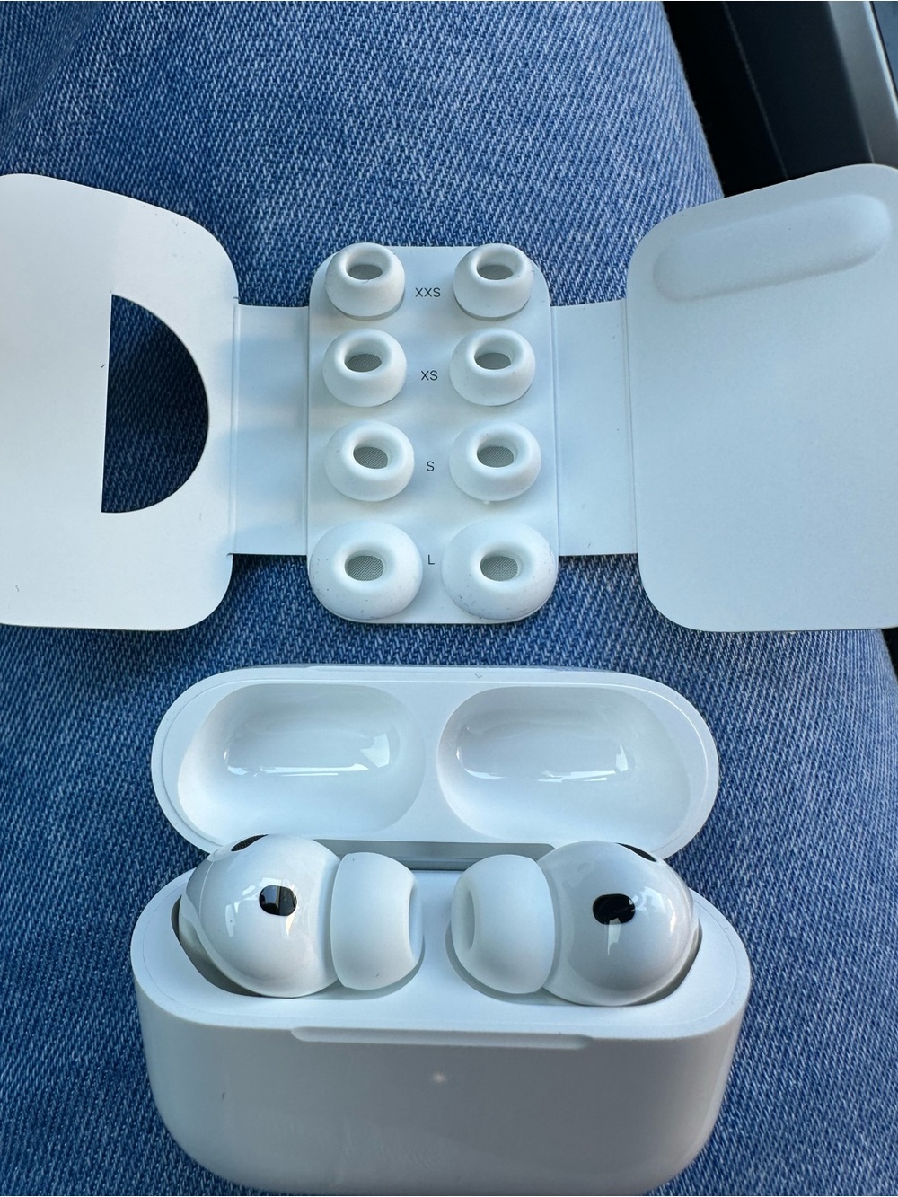 Apple White True Wireless Earbuds with Silicone Tips air pods pro 3